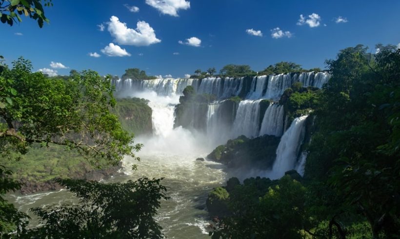 ¿ Cómo colocar texto encima de una imagen con CSS pensando en Iguazú? ¿ Cómo colocar texto encima de una imagen con CSS pensando en Iguazú?